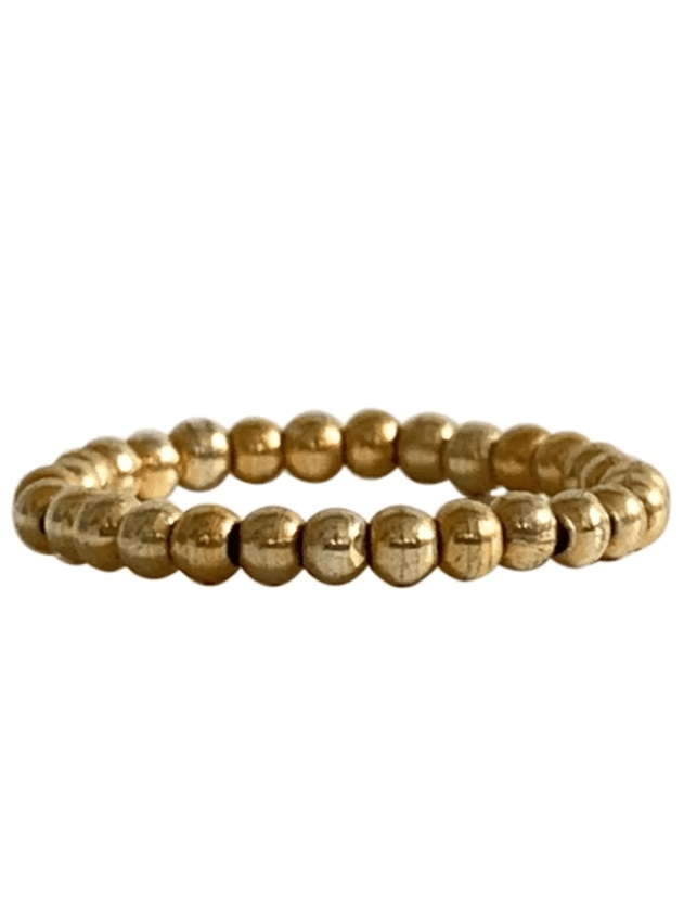 Håndlavet guldbelagt ring af små, ensartede kugler. Enkel og tynd i designet fra Ibu Jewels.