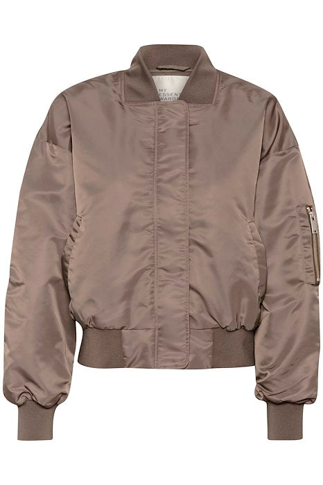 Brun bomberjakke med ribkant og lynlåsdetalje på ærmet.