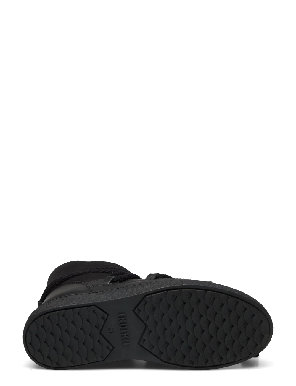 Sort vinterstøvle set fra bunden med mønstret sål og "INUIKII" mærket synligt.