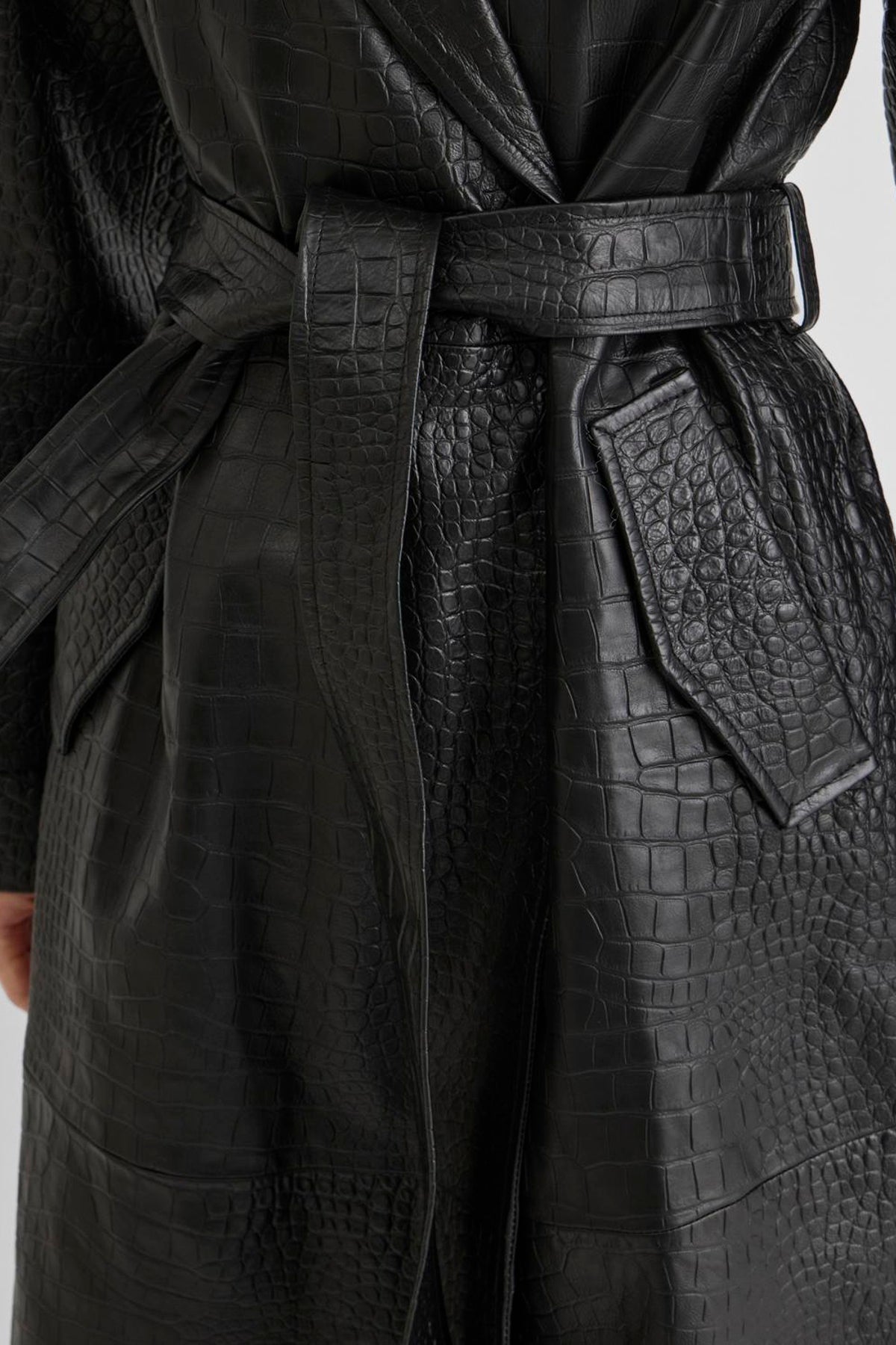 Vila ROUMAYA long-sleeve oversized leather coat in meteorite color, featuring a crocodile texture and a belted waist, detail