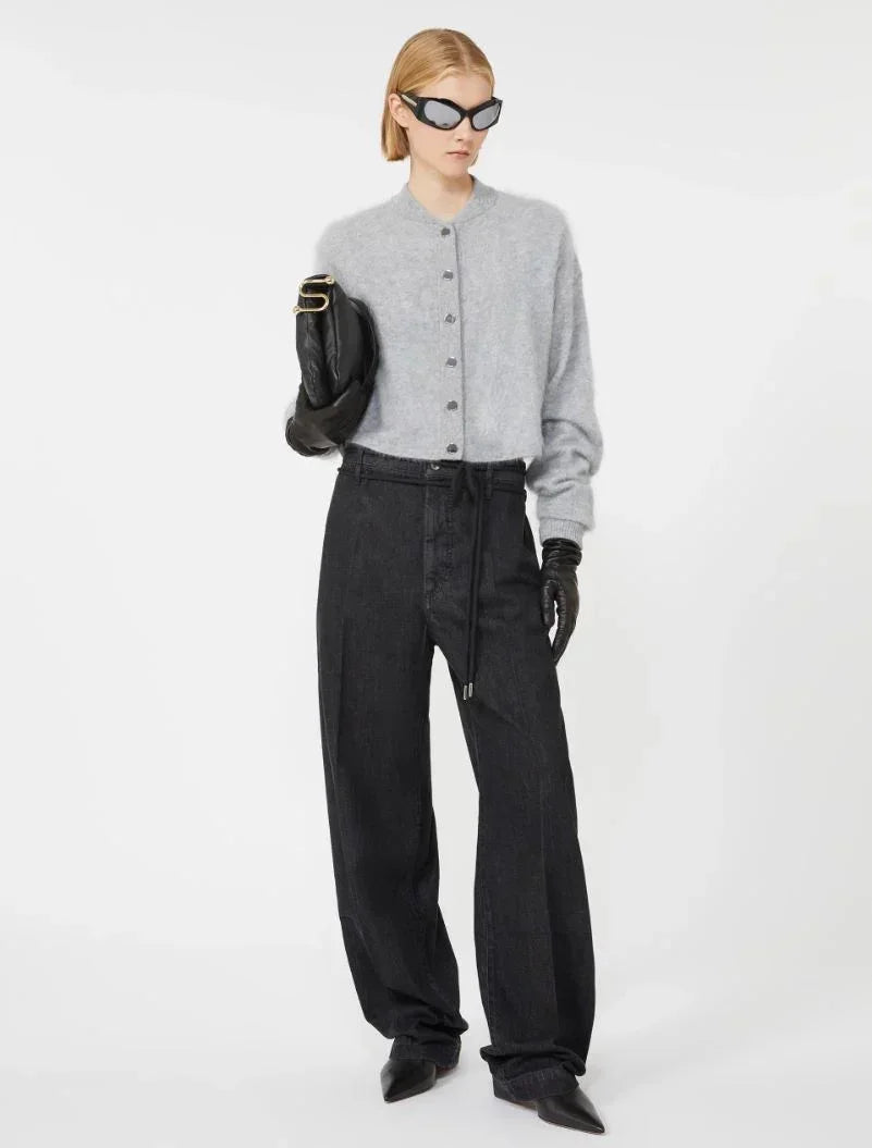 Model iført Sportmax strik og jeans – moderne italiensk design og tidløs elegance fra Numbernine