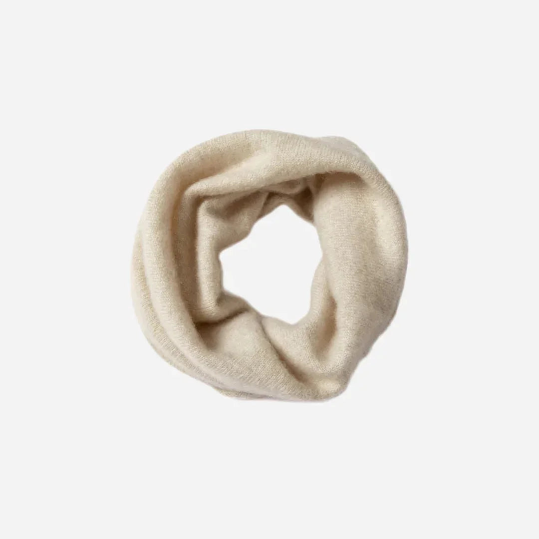 Sandfarvet cashmere halsedisse i cirkulær form, 100% cashmere, blødt og tekstureret materiale.