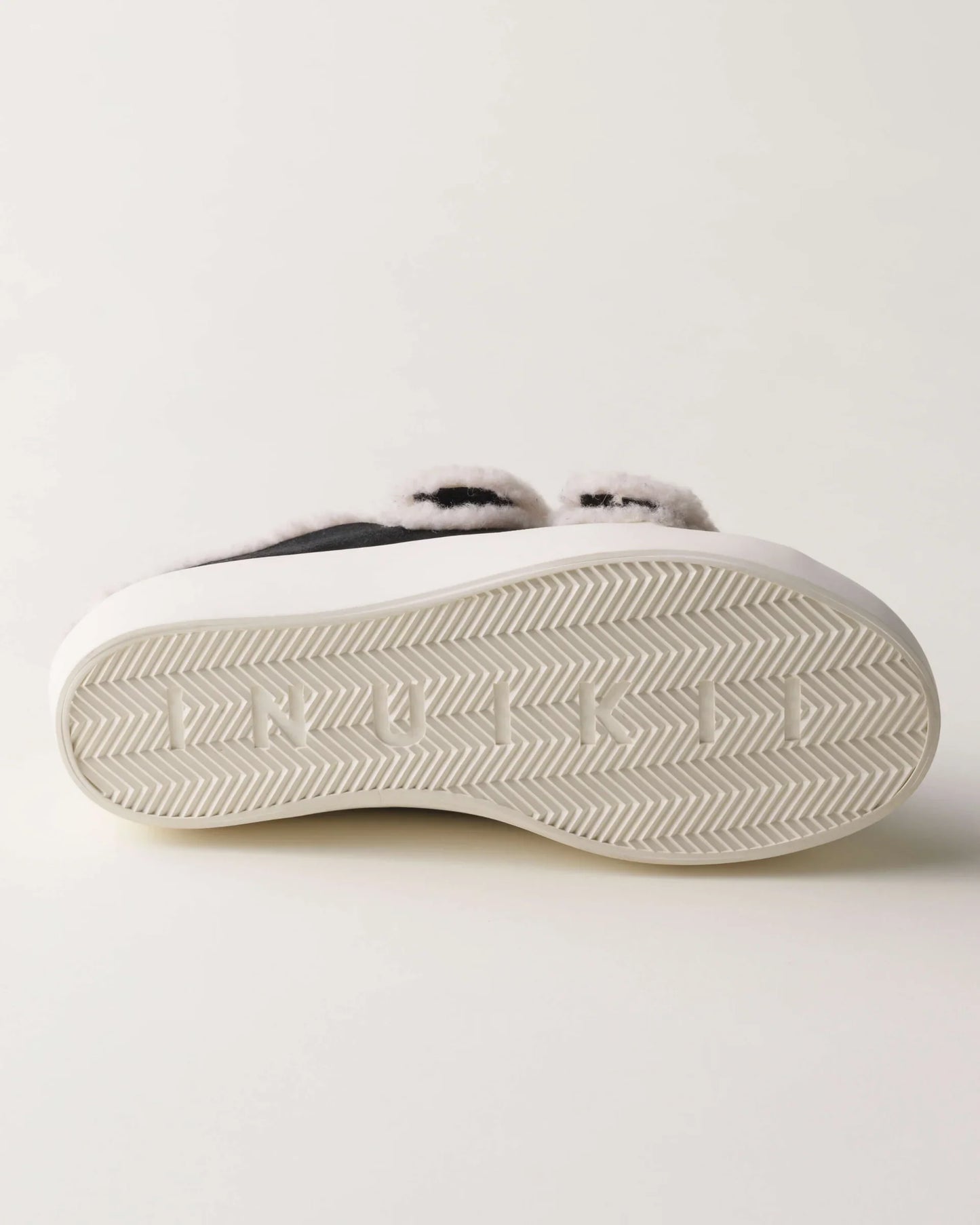 Shearling Low Velcro i sort fra Inuikii under sål