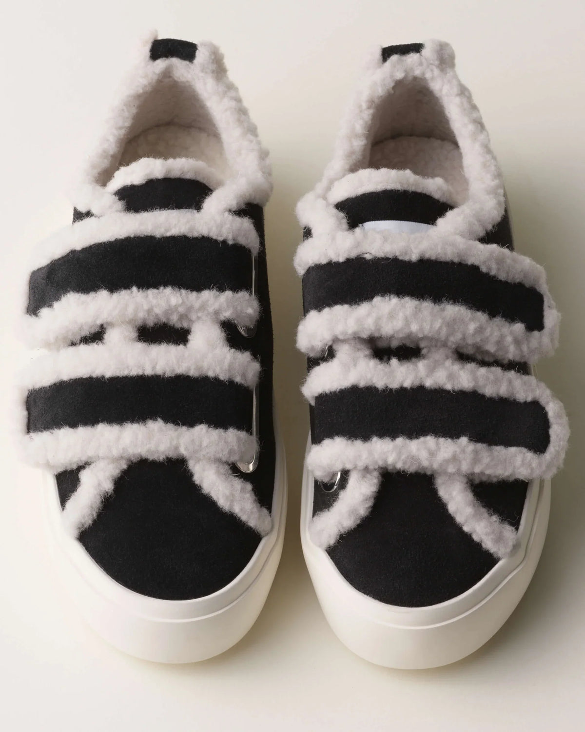 Shearling Low Velcro i sort fra Inuikii forfra