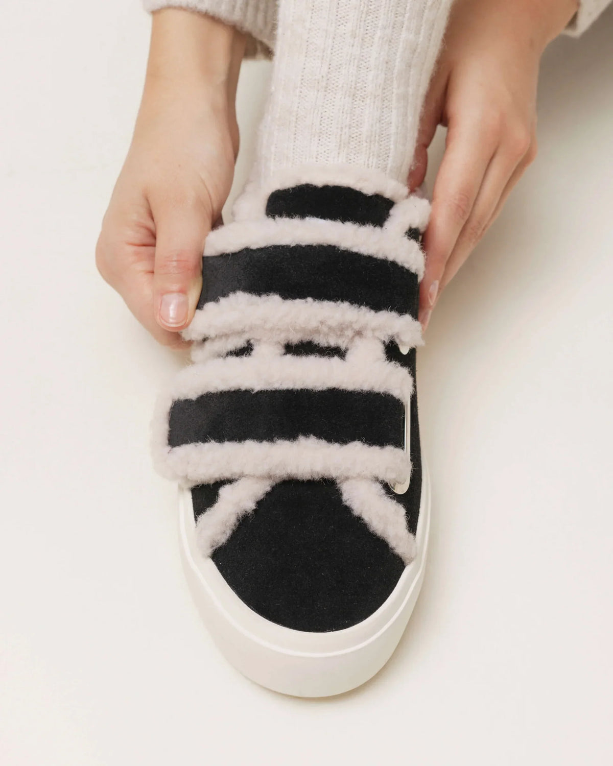 Shearling Low Velcro i sort fra Inuikii fra siden på fod forfra