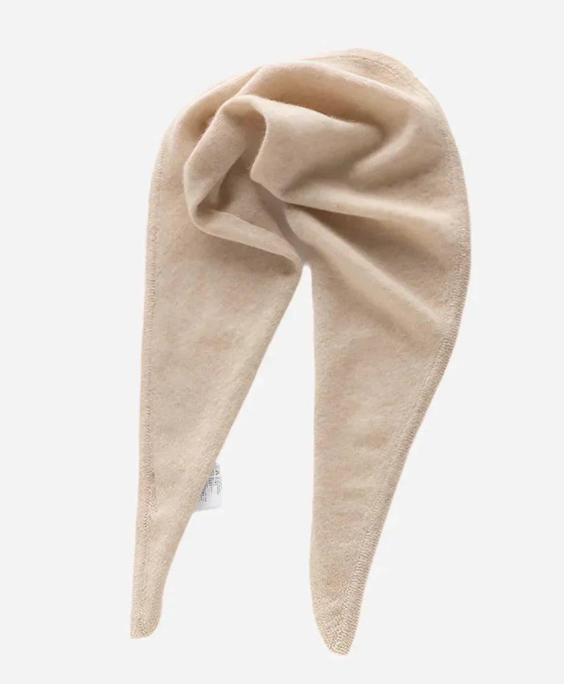 Blødt cashmere tørklæde i lys sandfarve med glat tekstur og enkel stil.