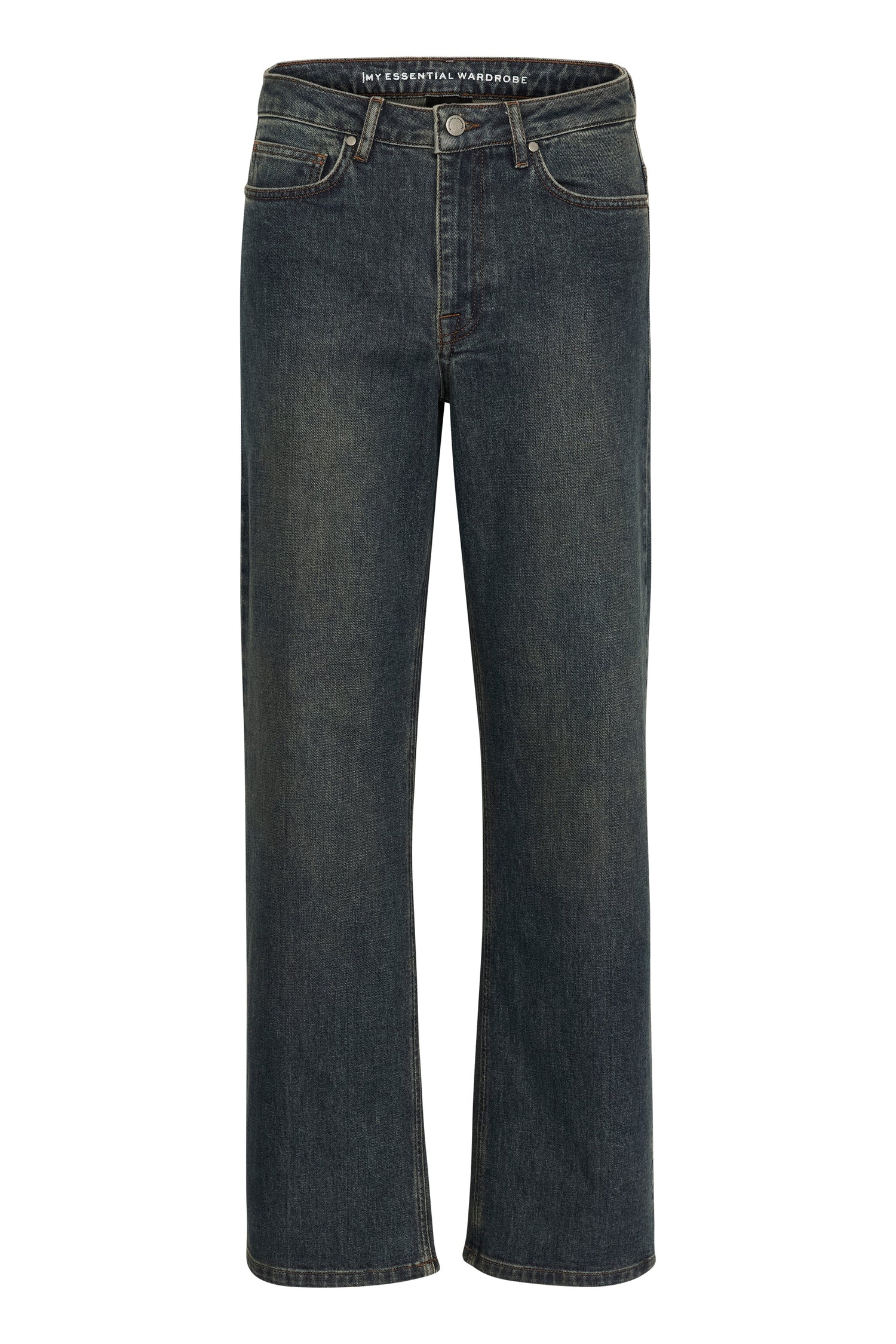Klassiske jeans i beskidt blå vask med fem lommer, knap- og lynlåslukning, mærkat bagpå.