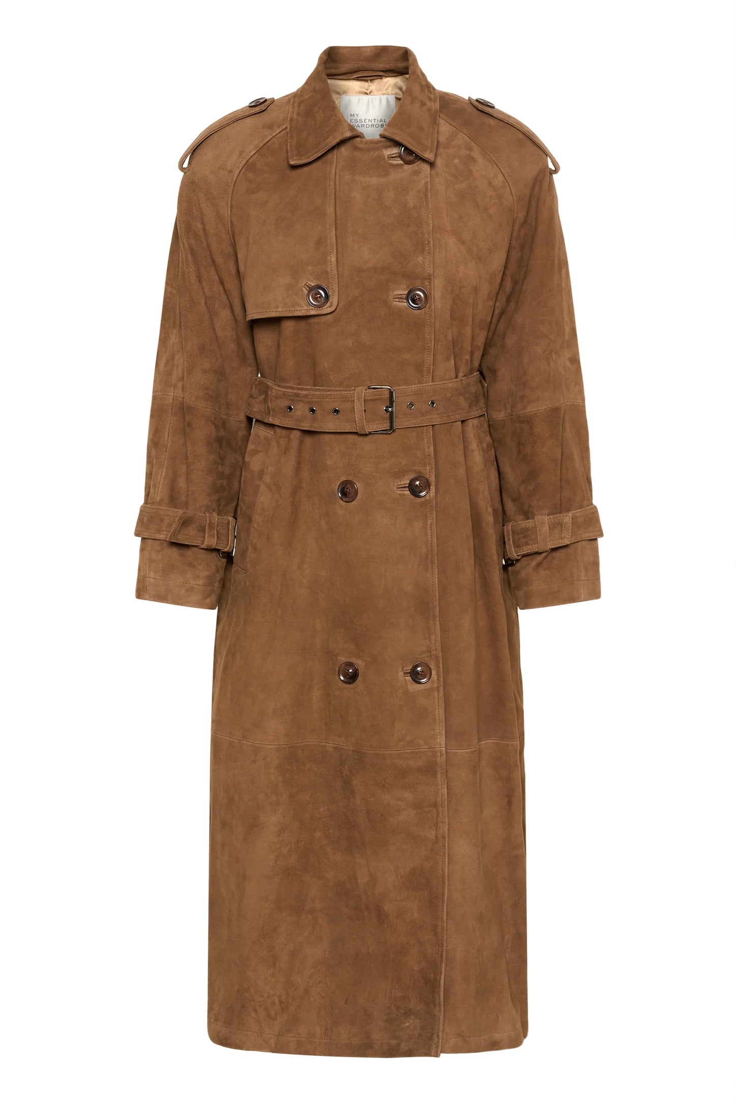 Cognacfarvet trenchcoat med dobbeltknapper, epauletter på skuldrene og bælte i taljen.