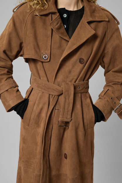 Cognacfarvet trenchcoat med dobbeltknapper, epauletter og bælte i taljen.