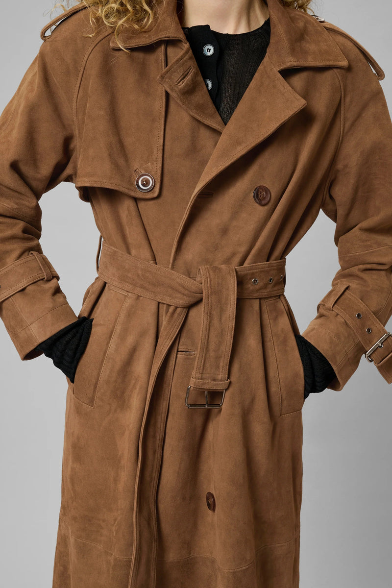 Cognacfarvet trenchcoat med dobbeltknapper, epauletter og bælte i taljen.