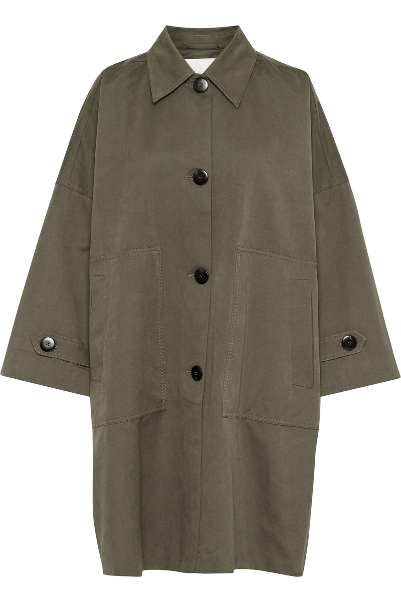 Olivengrøn trenchcoat med store knapper, frontlommer og krave, samt knapstropper på ærmerne.