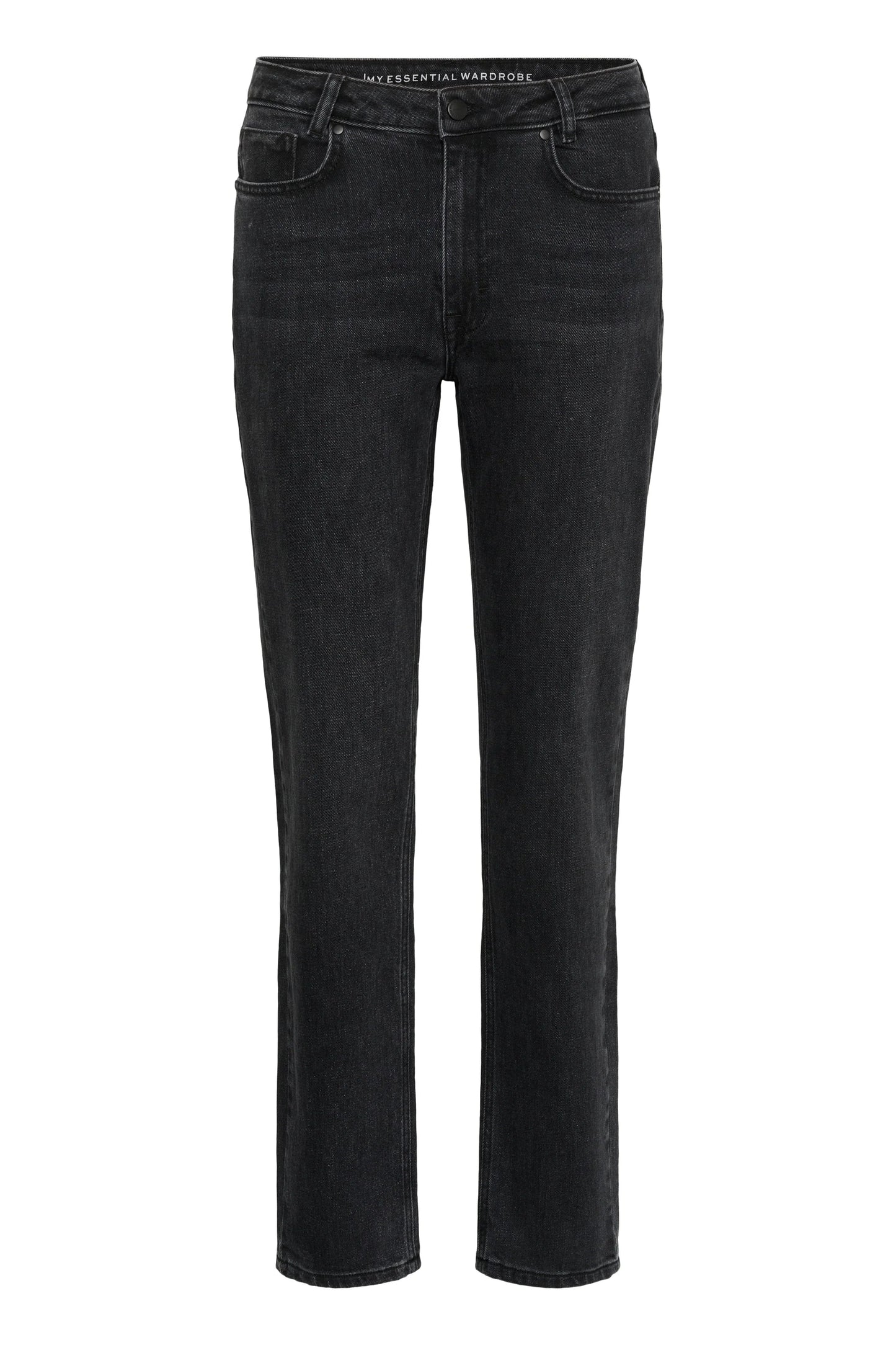 Sorte jeans med retro vask, fem lommer, og "MY ESSENTIAL WARDROBE" i linningen.