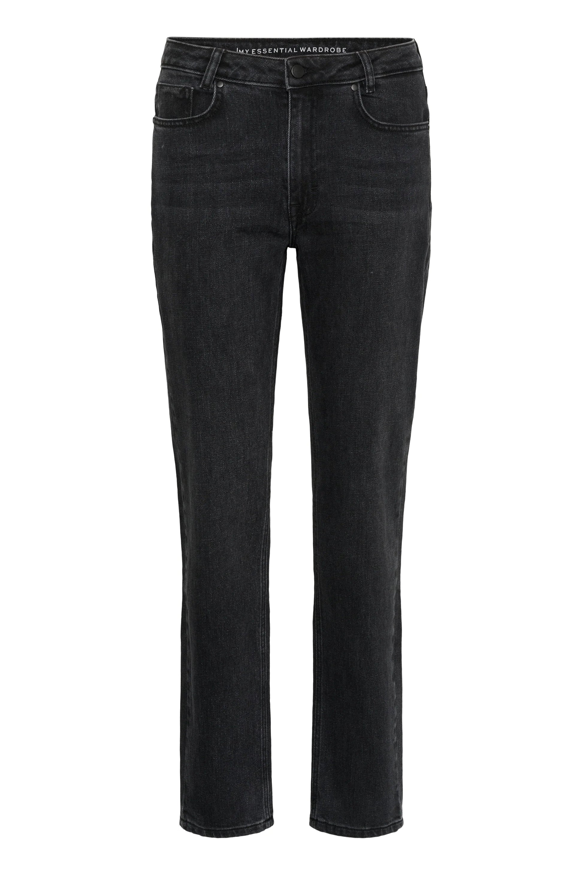 Sorte jeans med retro vask, fem lommer, og "MY ESSENTIAL WARDROBE" i linningen.