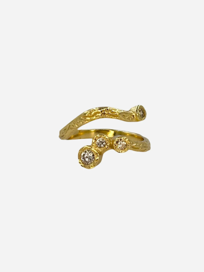 Andcopenhagen Elvira ring i 18 karat guldbelagt med unikt design og tre klare sten på forsiden.