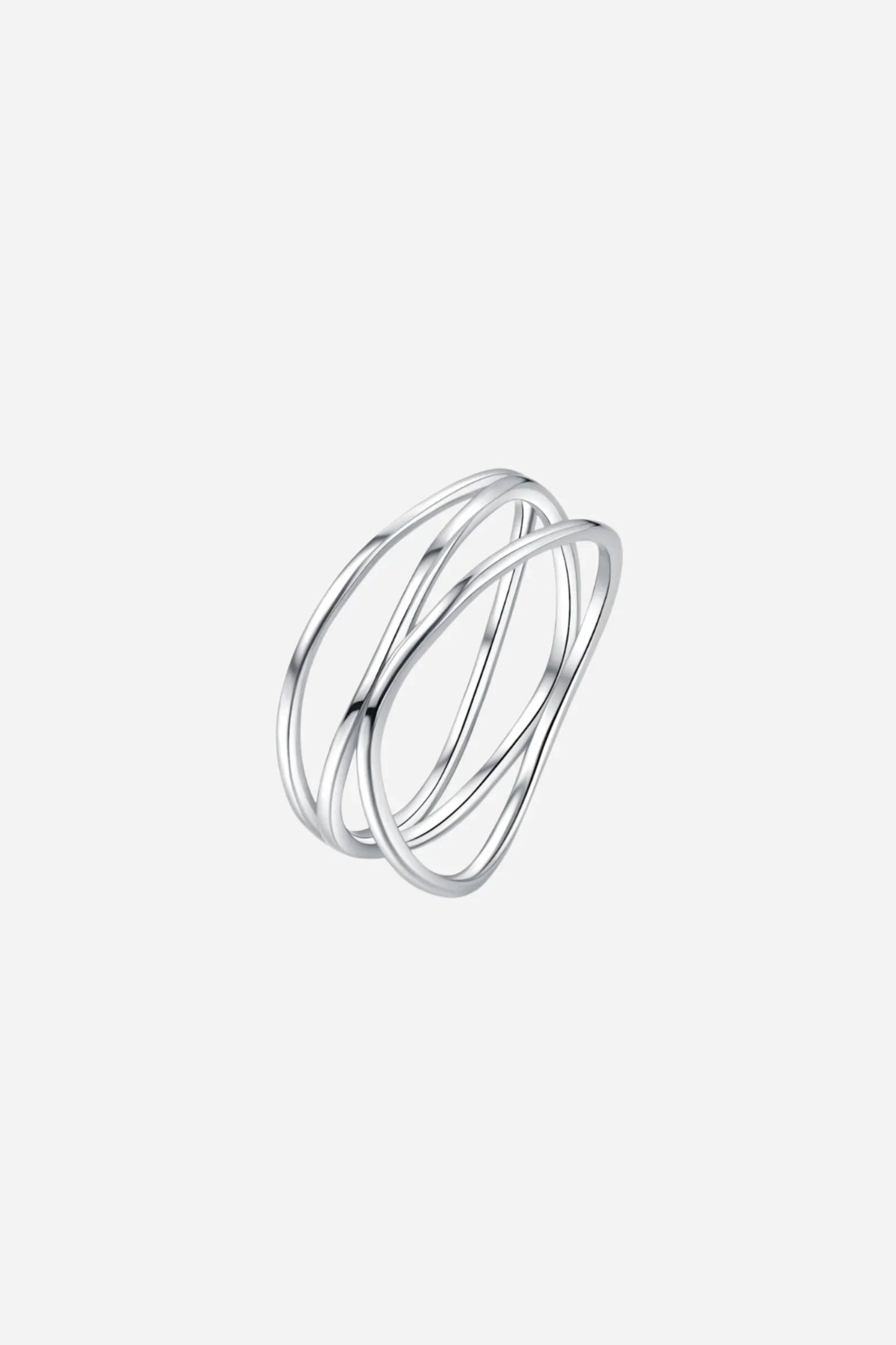 Sølvring med snoet design og overlappende tråde, skinnende på gennemsigtig overflade.