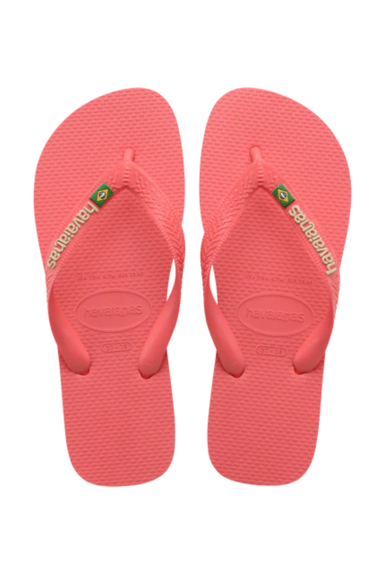 Koralfarvede Havaianas klipklapper med brasiliansk flag på remmen og struktureret sål.