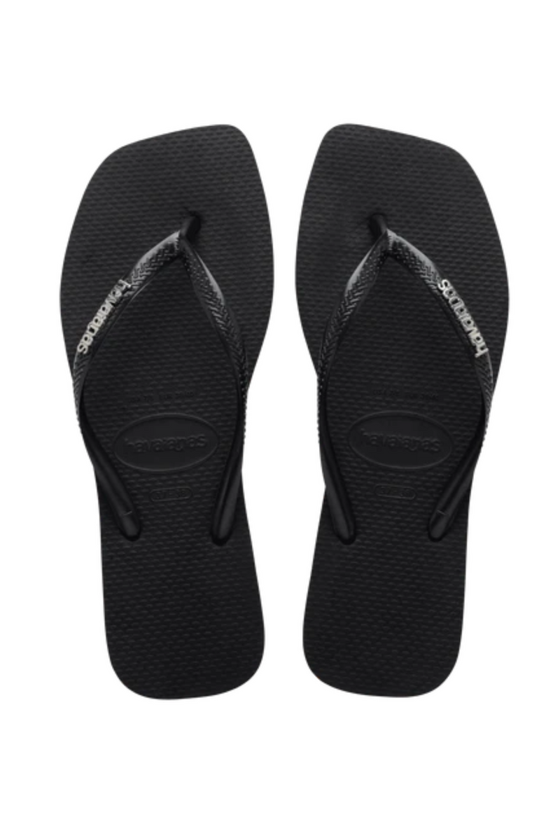 Sorte Havaianas klipklapper med sølvlogo på remmen, set forfra.