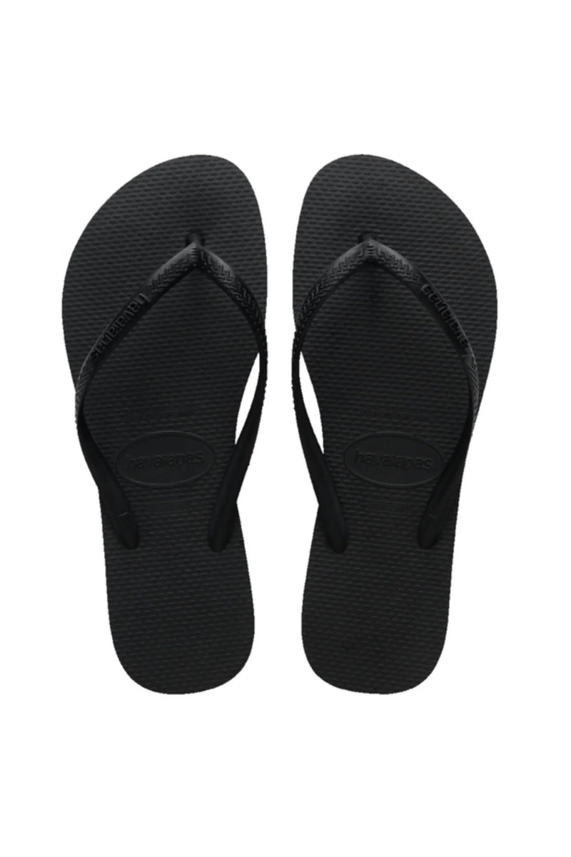 Sorte Havaianas klipklapper med tynde remme og tekstureret sål, set oppefra.