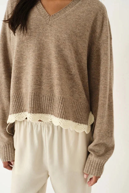 Como Crochet V-Neck striktrøje fra The Garment i farven Beige Melange på en kvinde