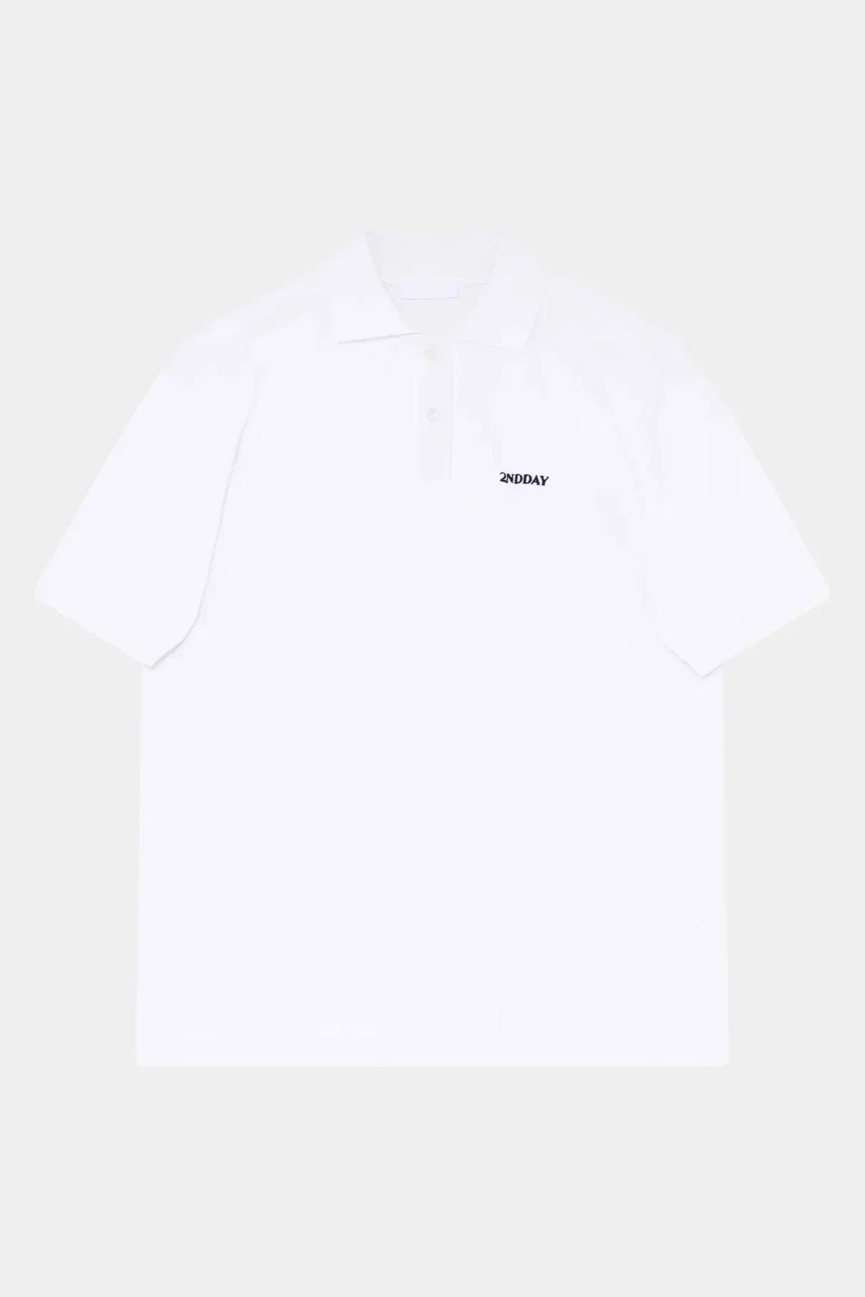 Hvid polo med kort krave, knaplukning og logo på brystet. Kortærmet og klassisk design.