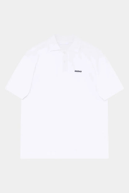 Hvid polo med kort krave, knaplukning og logo på brystet. Kortærmet og klassisk design.