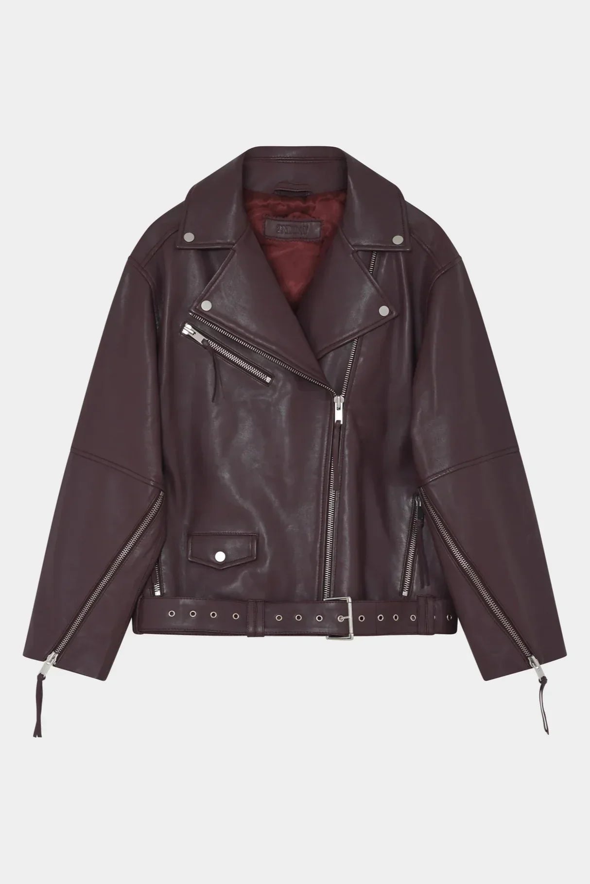 Læderjakke i Catawba Grape med spids krave, lynlåse, bælte og synlig kontrastforing.