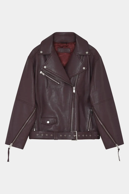 Læderjakke i Catawba Grape med spids krave, lynlåse, bælte og synlig kontrastforing.