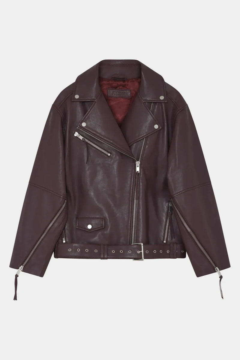 Læderjakke i Catawba Grape med spids krave, lynlåse, bælte og synlig kontrastforing.