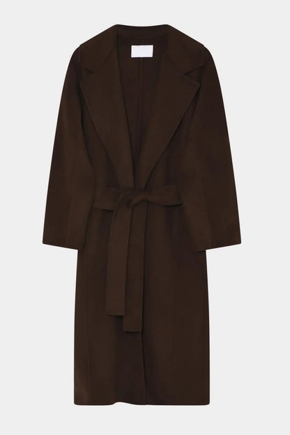 Mørkebrun frakke med bælte i taljen, klassisk reverskrave og knælængde.