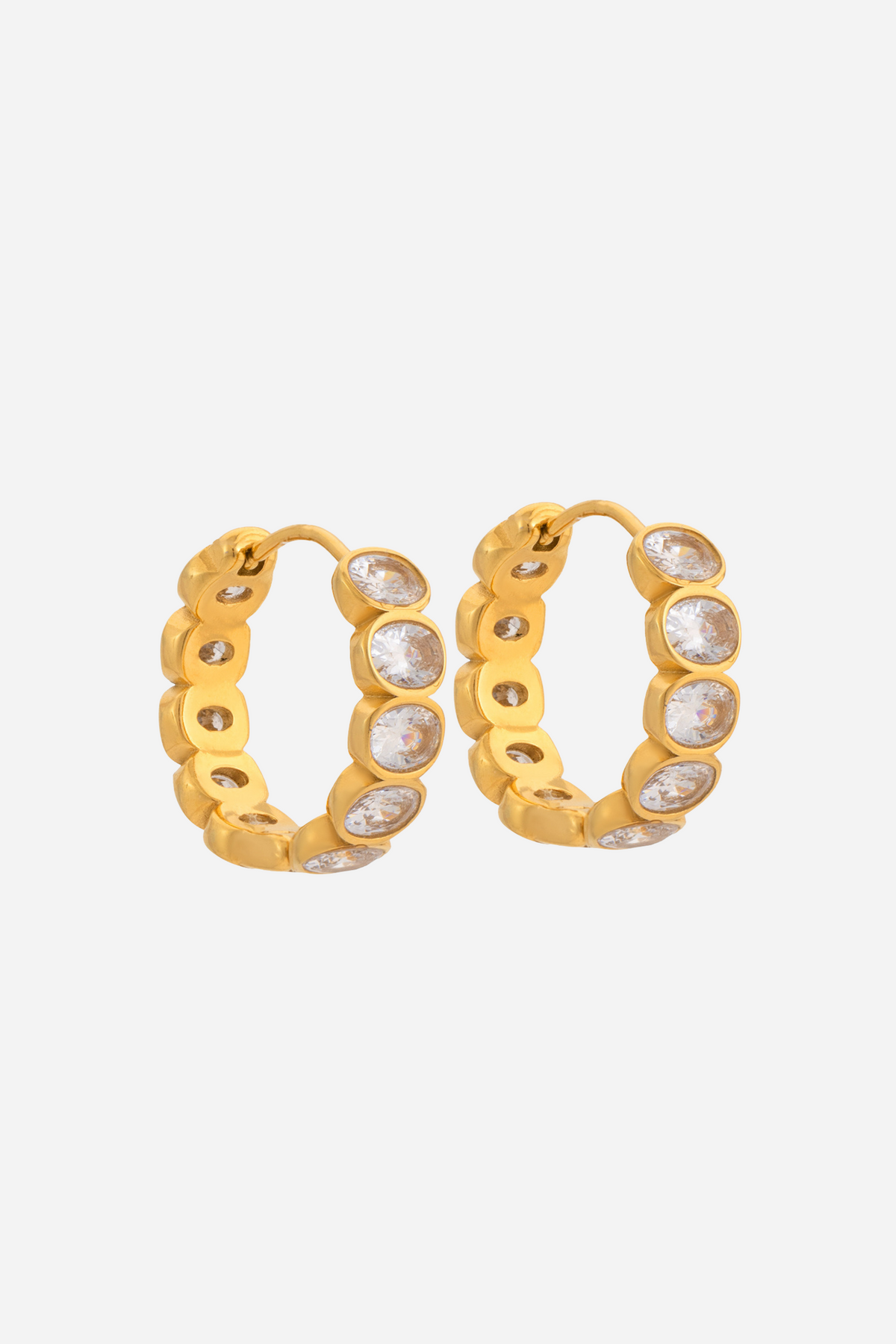 Baldwin Earrings fra Nine Jewelry er elegante hoops med et eksklusivt og feminint udtryk