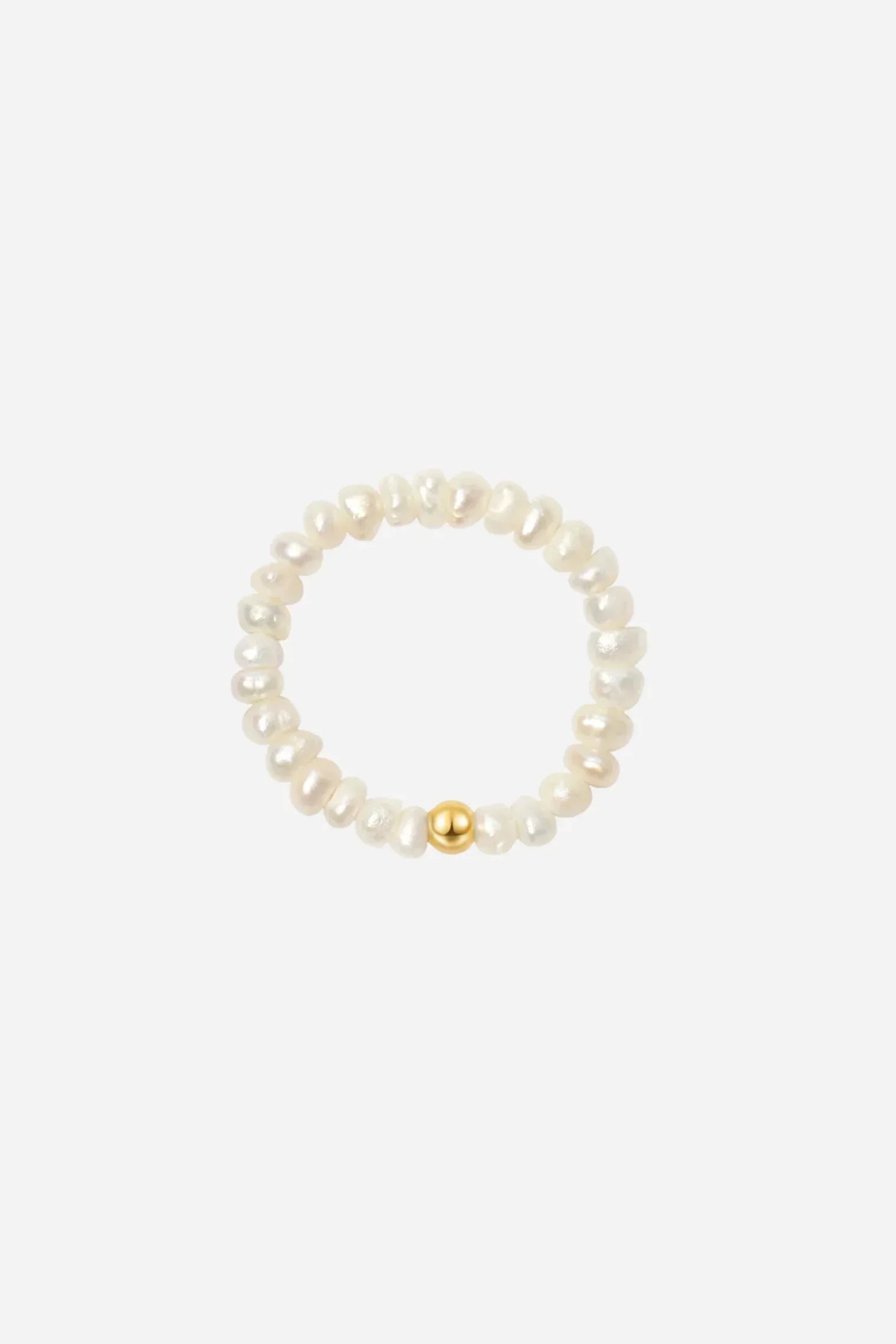 Ring af uregelmæssige ferskvandsperler med guldfarvet perle i midten.