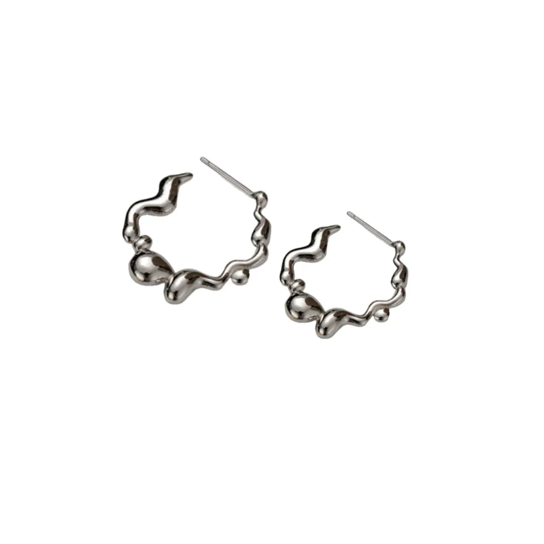 Øreringe hoops i 925 sterlingsølv med bølget design fra Andcopenhagen Jewelry, model Swirl suie.