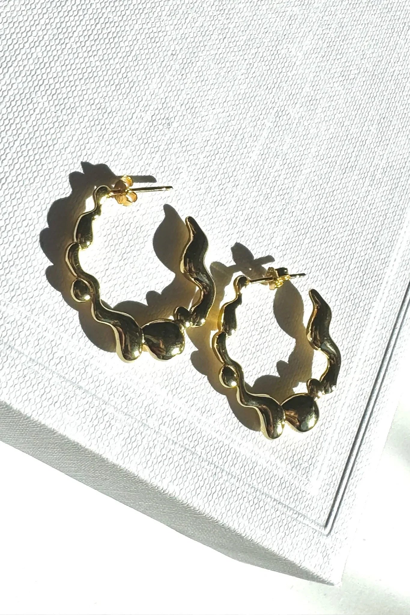 Andcopenhagen - Øreringe hoops - 18 karat guldbelagt 925 sterlingsølv - Swirl suie - Stilkompagniet.dk