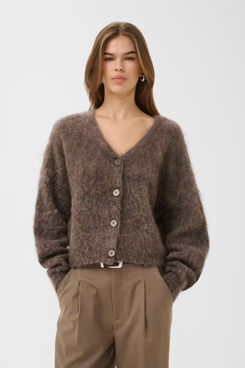 Debbie cardigan i chestnut melange fra Gestuz på kvinde