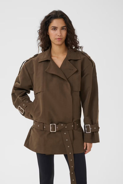 Trenchcoat der hedder Cherally i farven Slate Black fra Gestuz