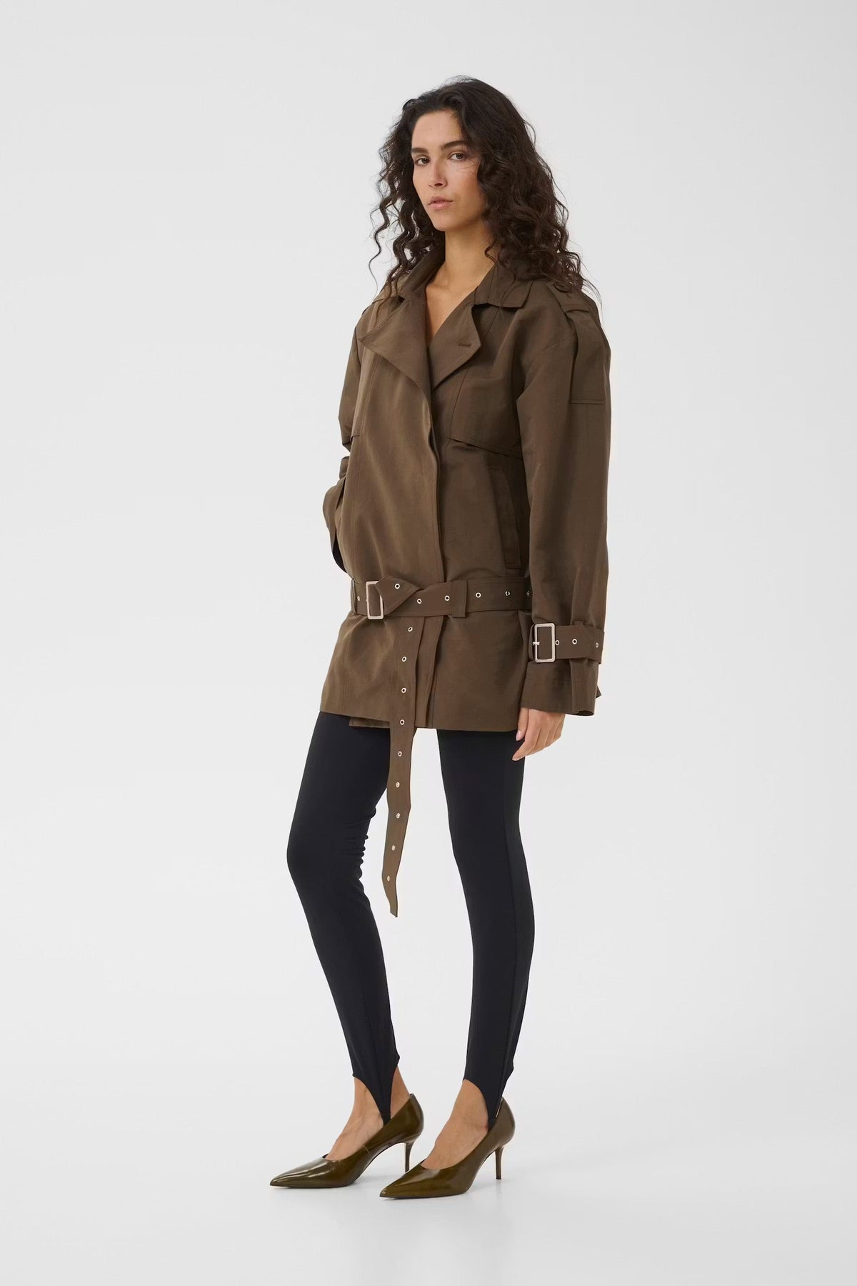 Trenchcoat der hedder Cherally i farven Slate Black fra Gestuz fra siden