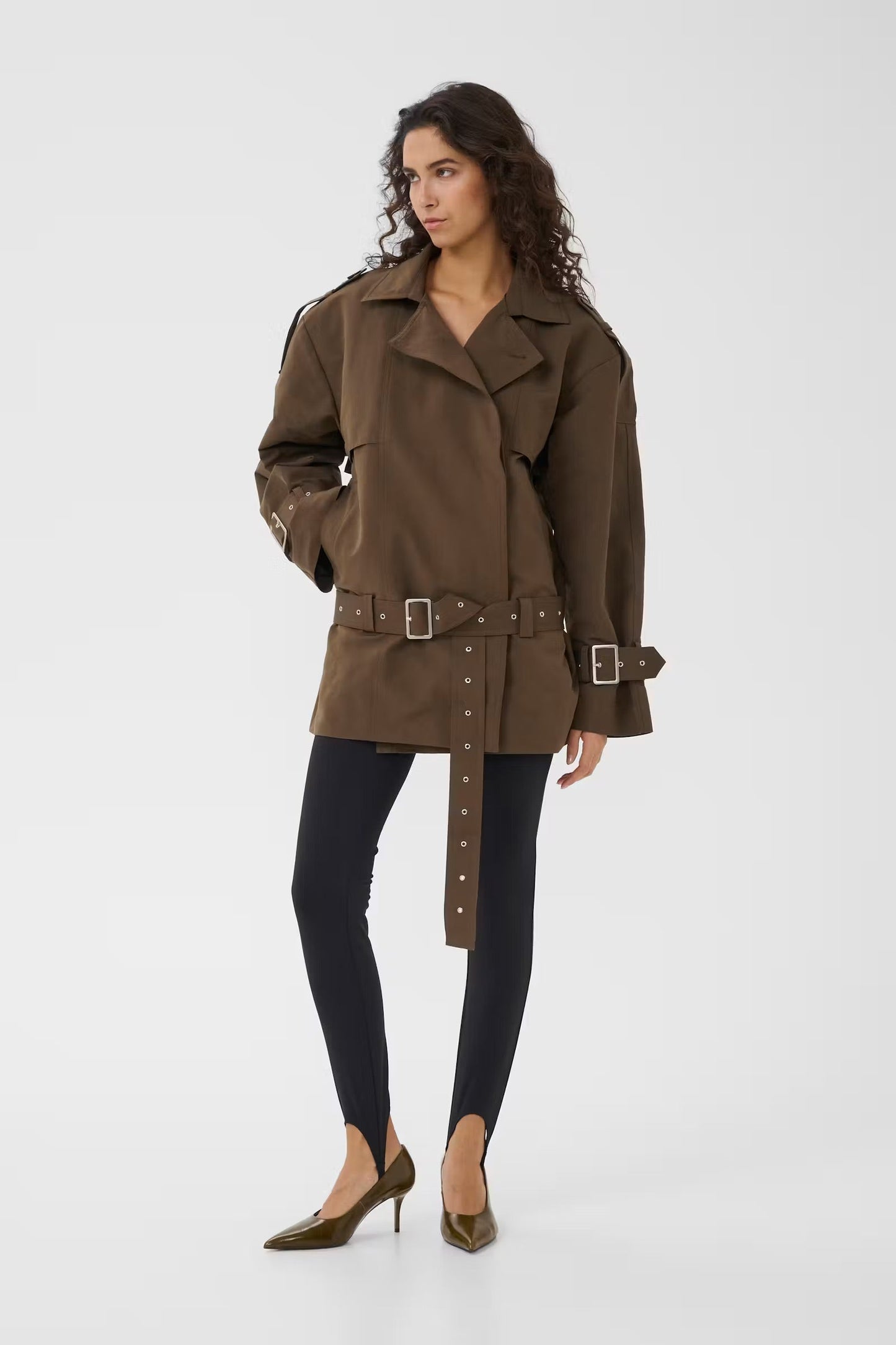 Trenchcoat der hedder Cherally i farven Slate Black fra Gestuz