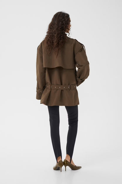 Trenchcoat der hedder Cherally i farven Slate Black fra Gestuz bagfra på model
