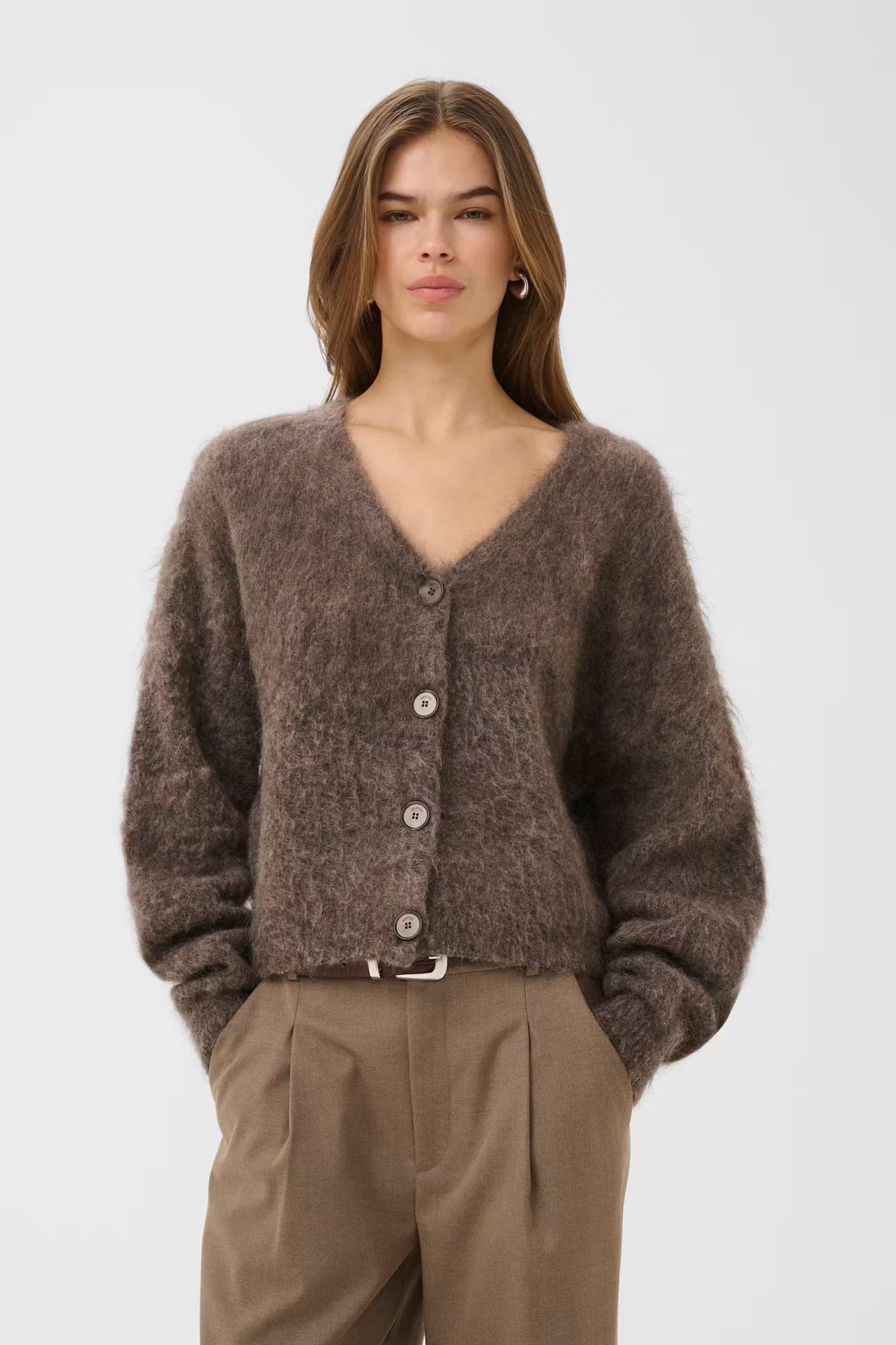 Debbie cardigan i chestnut melange fra Gestuz på kvinde