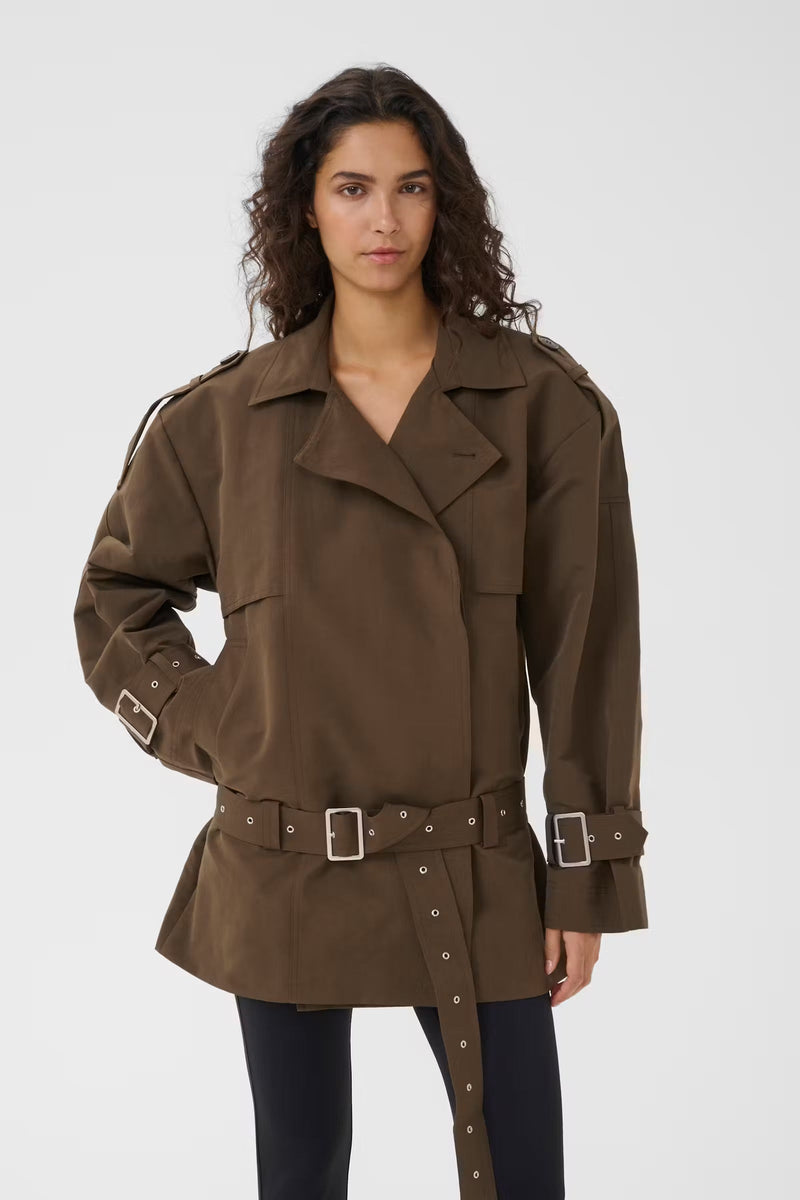 Trenchcoat der hedder Cherally i farven Slate Black fra Gestuz