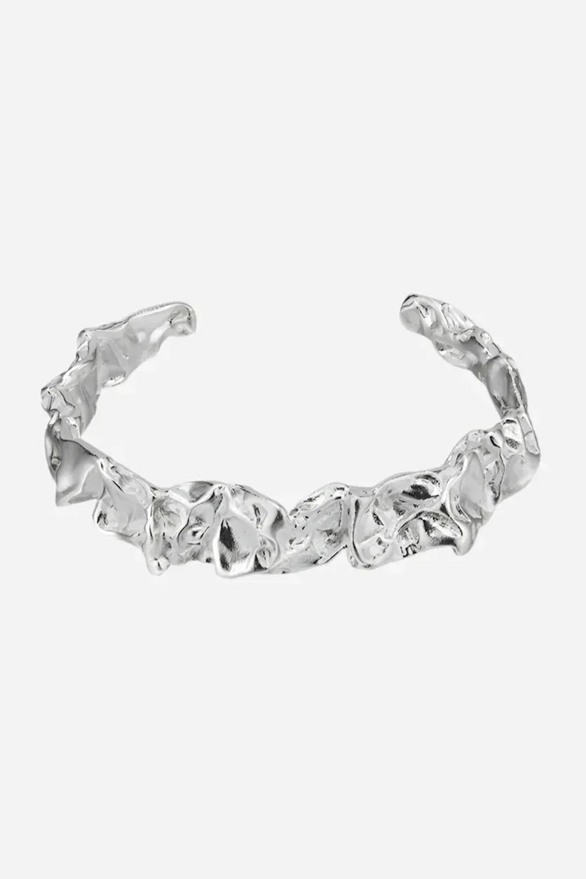 Armbånd i bølget, organisk form af 925 sterlingsølv, viser detaljeret struktur.