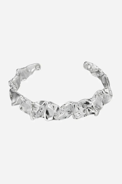 Armbånd i bølget, organisk form af 925 sterlingsølv, viser detaljeret struktur.