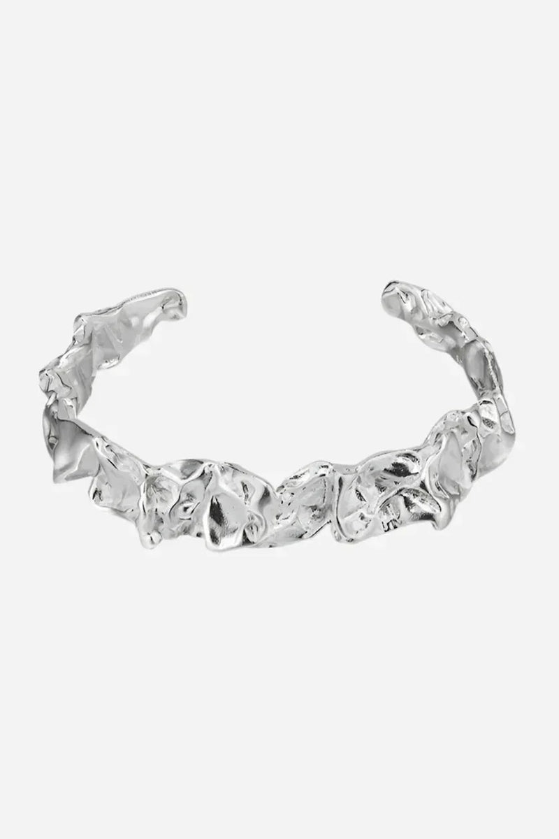 Armbånd i bølget, organisk form af 925 sterlingsølv, viser detaljeret struktur.