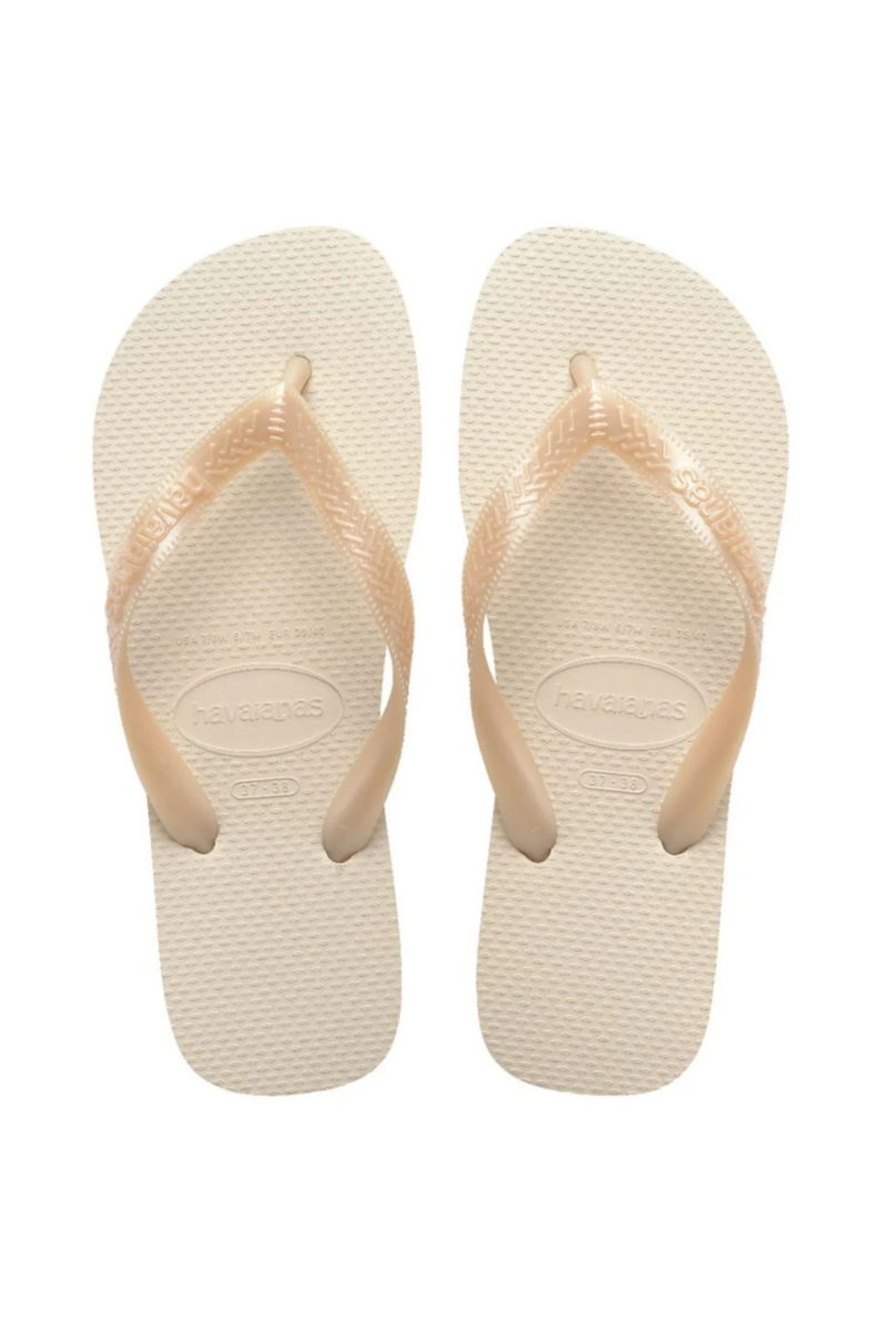 Beige Havaianas klipklapper med teksturerede remme og såler, set ovenfra.