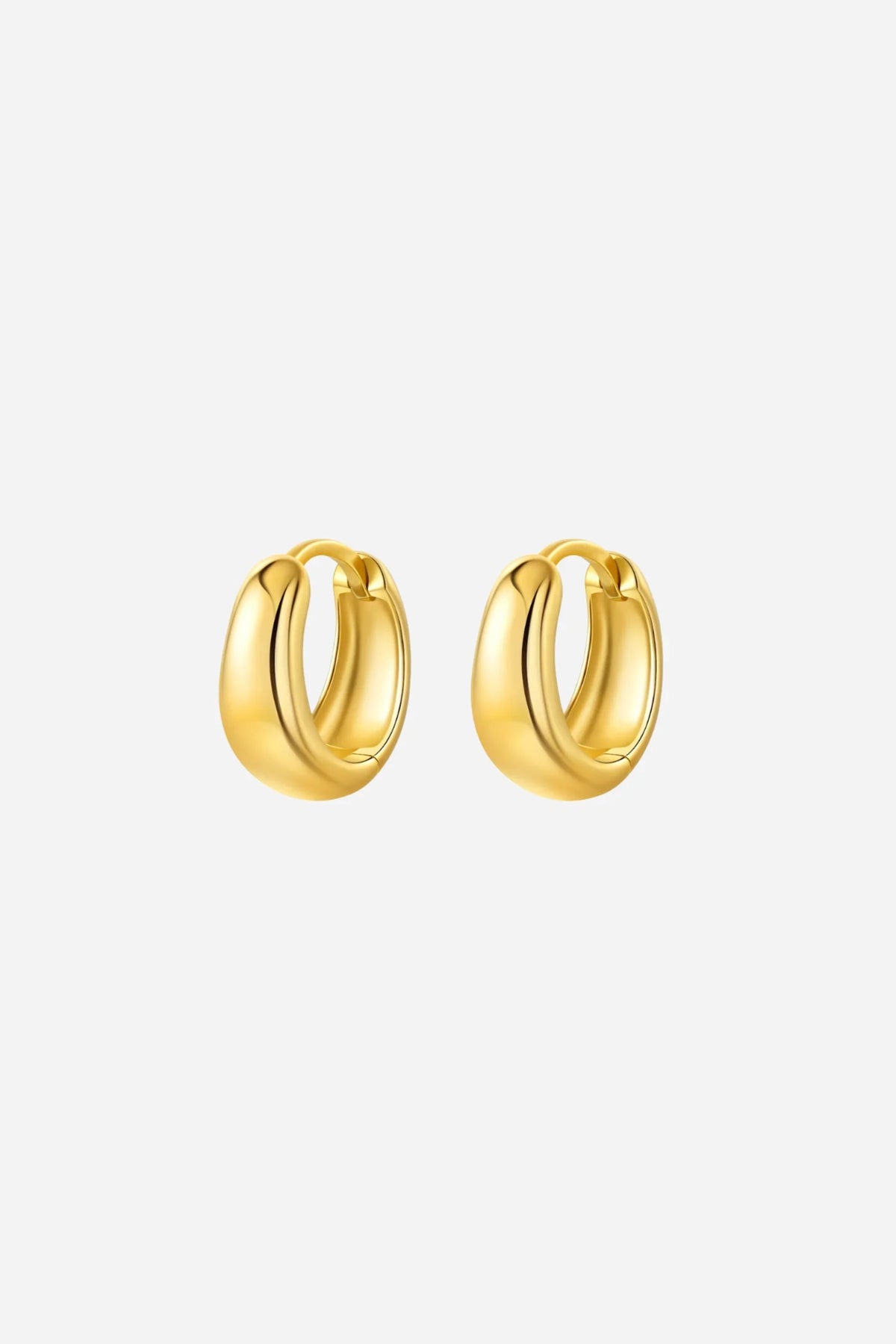 Chunky, runde hoops øreringe i skinnende guldfarve, 18 karat guldbelagt 925 sterlingsølv.