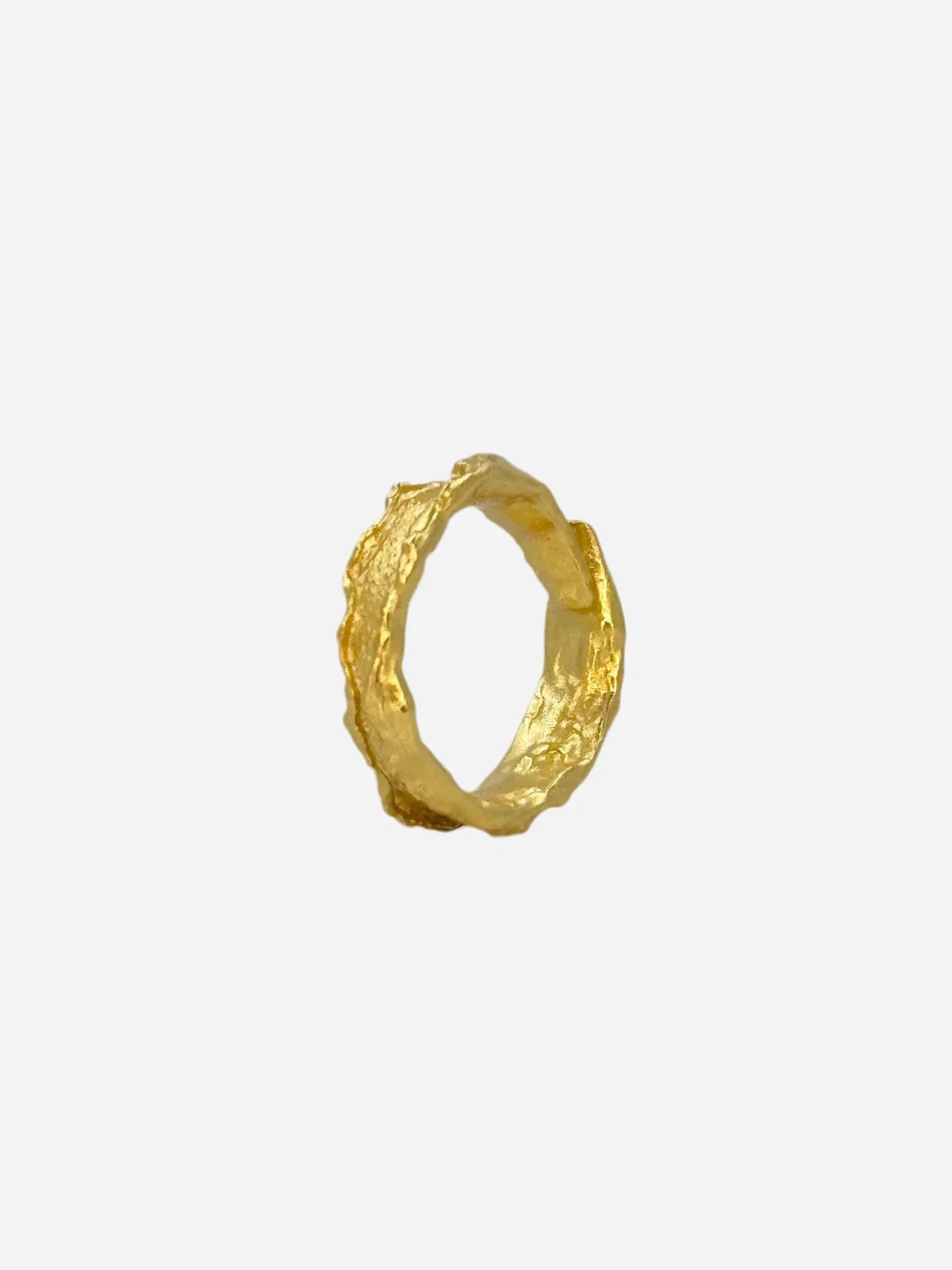 Ujævn overflade 18k guldbelagt ring i 925 sterlingsølv, med rustik struktur og elegant design.