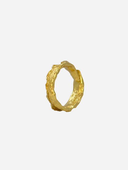 Ujævn overflade 18k guldbelagt ring i 925 sterlingsølv, med rustik struktur og elegant design.