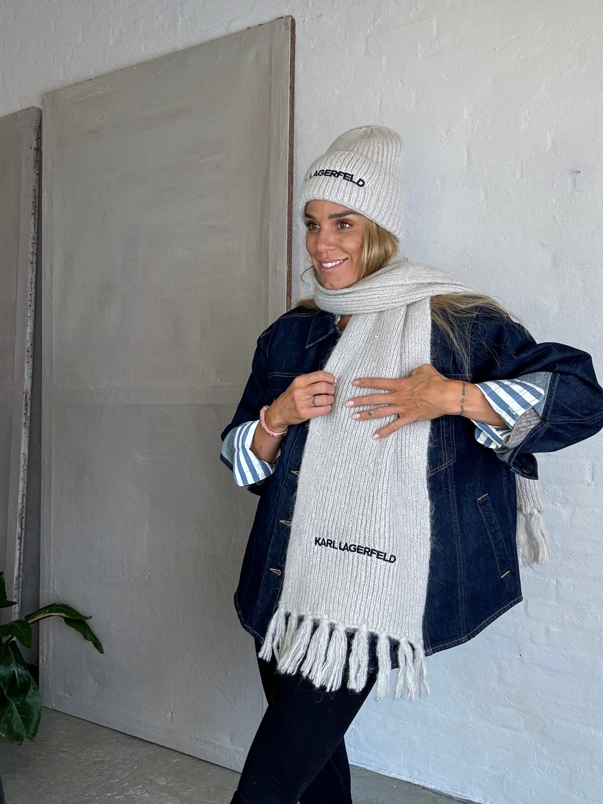 Karl lagerfeld - Halstørklæde - Sand - ESSENTIAL KNIT SCARF - Stilkompagniet.dk