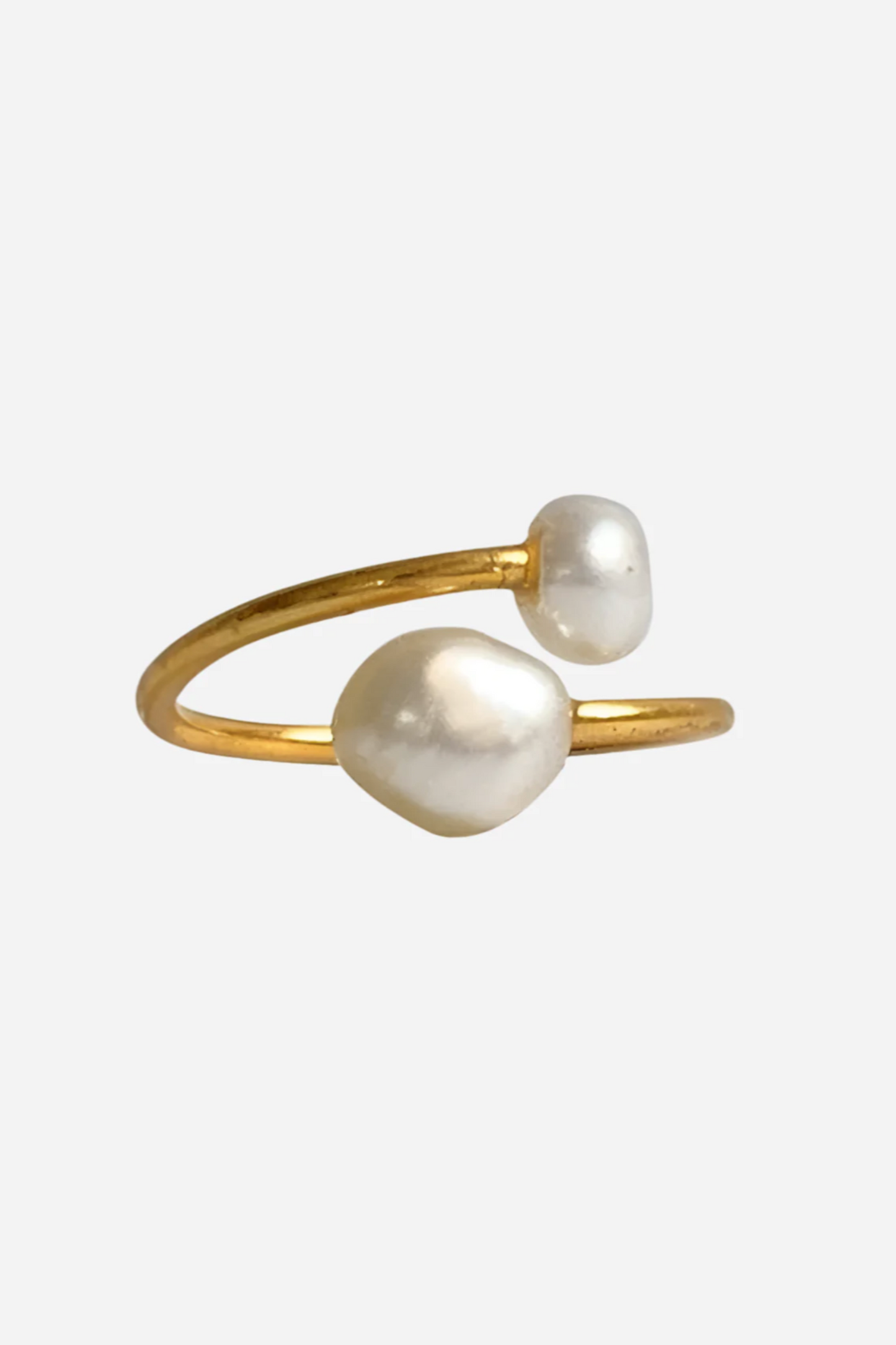 Håndlavet ring fra Ibu Jewels med to perler, en større og en mindre, på et glat metalbånd.