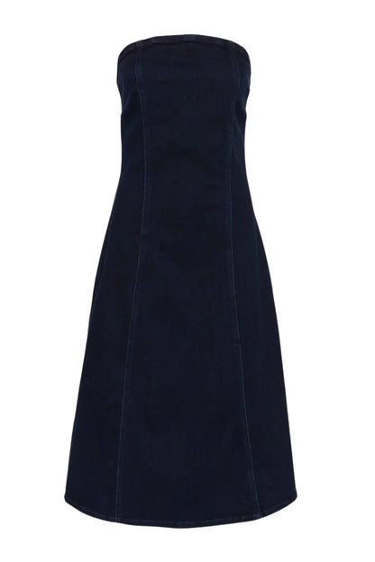 Mørkeblå stropløs kjole med tætsiddende overdel og svajende nederdel.